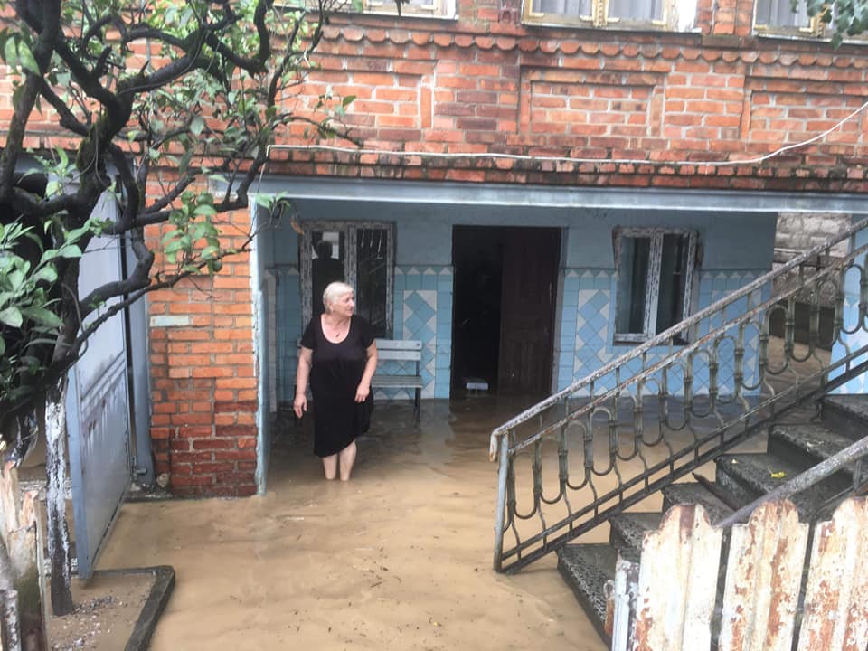 В результате сильного дождя в Сенаки у десятков семей уничтожены бытовые вещи