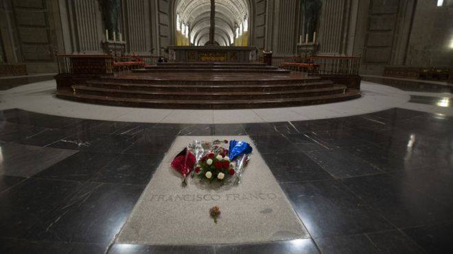 По решению испанского правительства, диктатора Франко перезахоронят из мавзолея в другое место