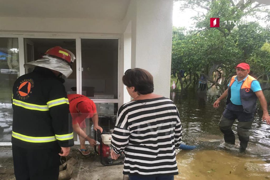 Обильные осадки в Анаклии затопили первые этажи жилых домов и дворы