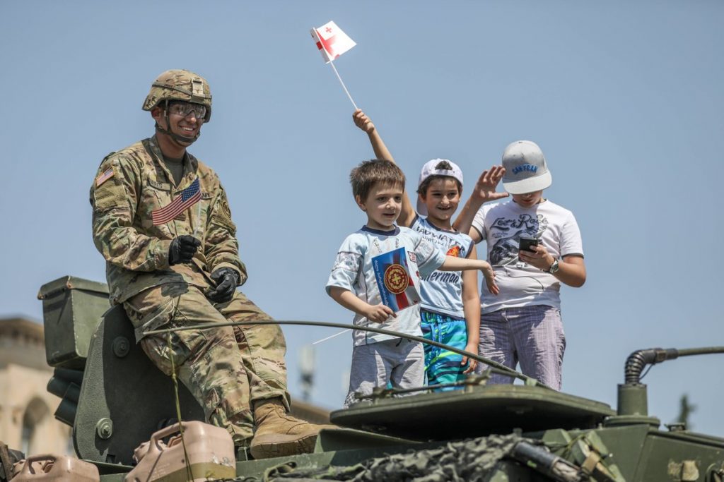 Военное ведомство США опубликовало фотографию детей из Гори и американского солдата