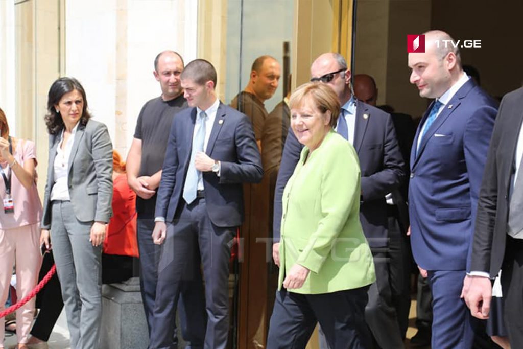 Angela Merkel Gürcüstana səfərini başa çatdırdı