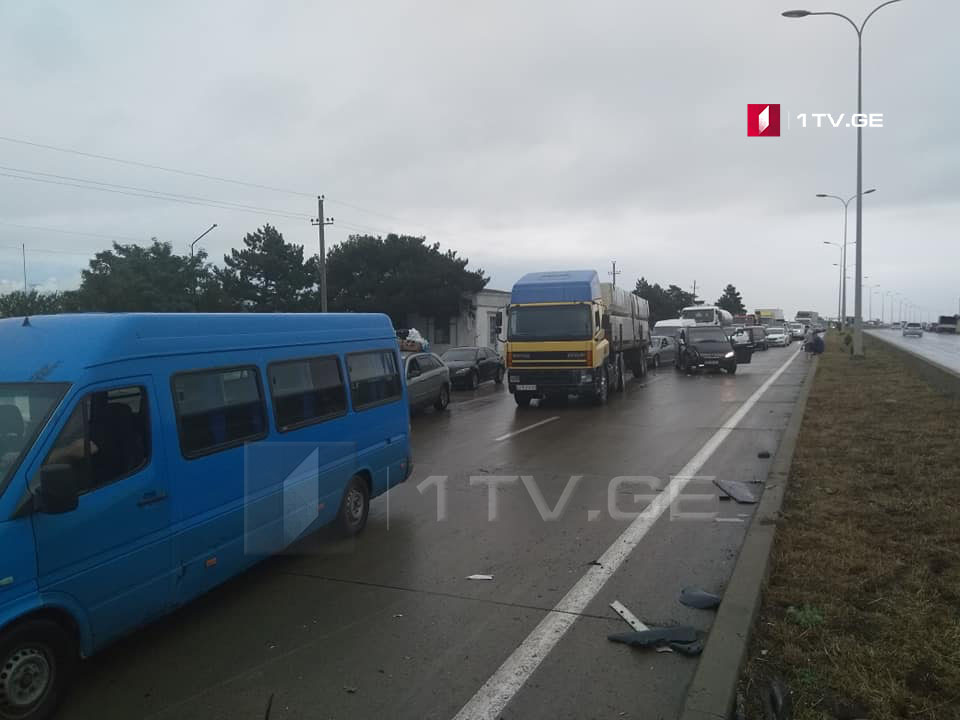 9 автомобилей пострадали при аварии на центральной автомагистрали [фото]