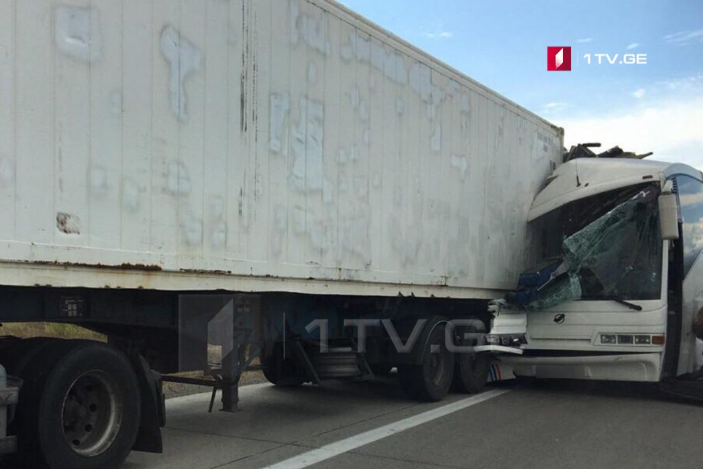 Пассажирский автобус врезался в трейлер на центральной автомагистрали страны