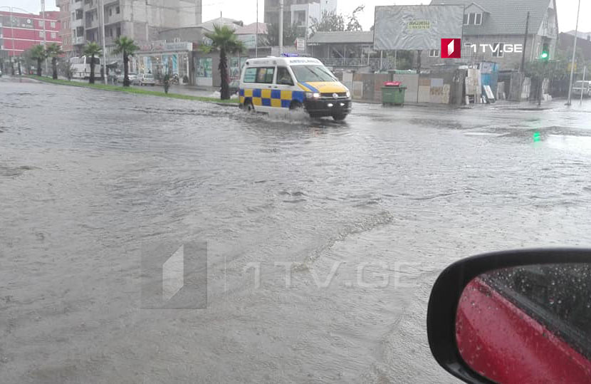 Из-за проливных дождей в Батуми затопило несколько улиц