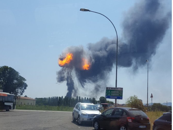 Согласно имеющимся данным, в Болонье взорвался грузовой автомобиль