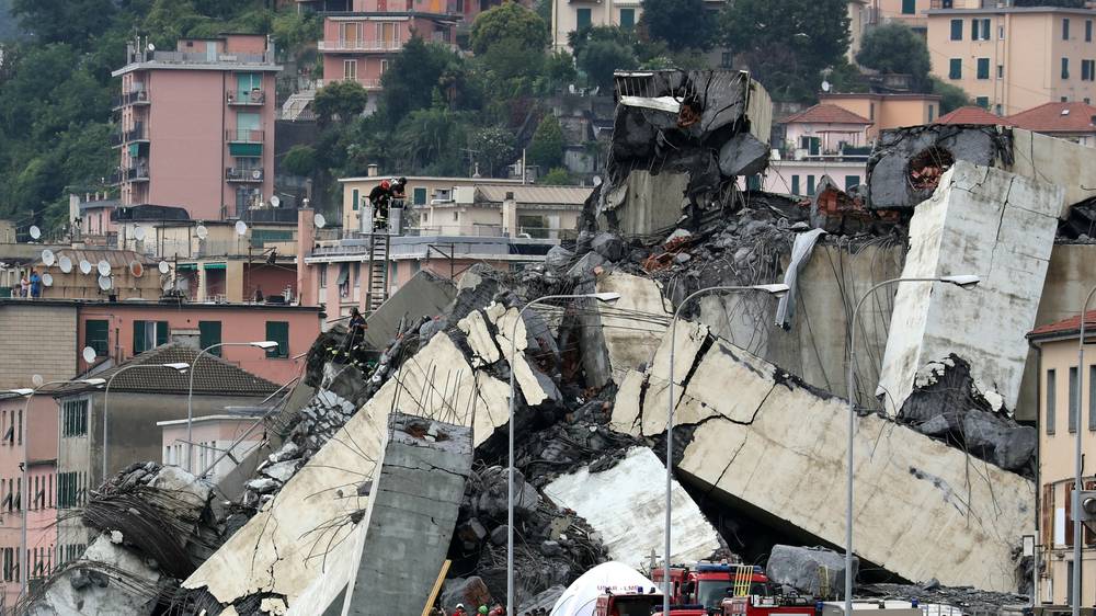 Moment of Genoa Bridge collapse caught on camera
