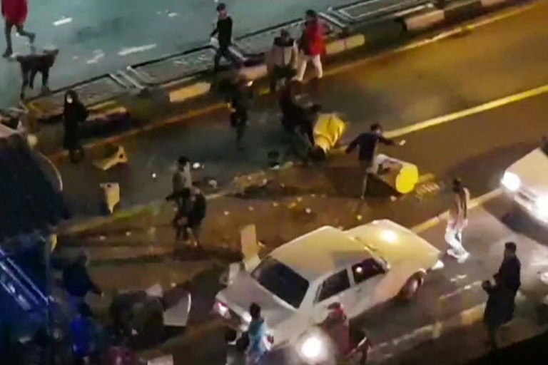 İranda demonstrantlar dini məktəbə hücum etdilər