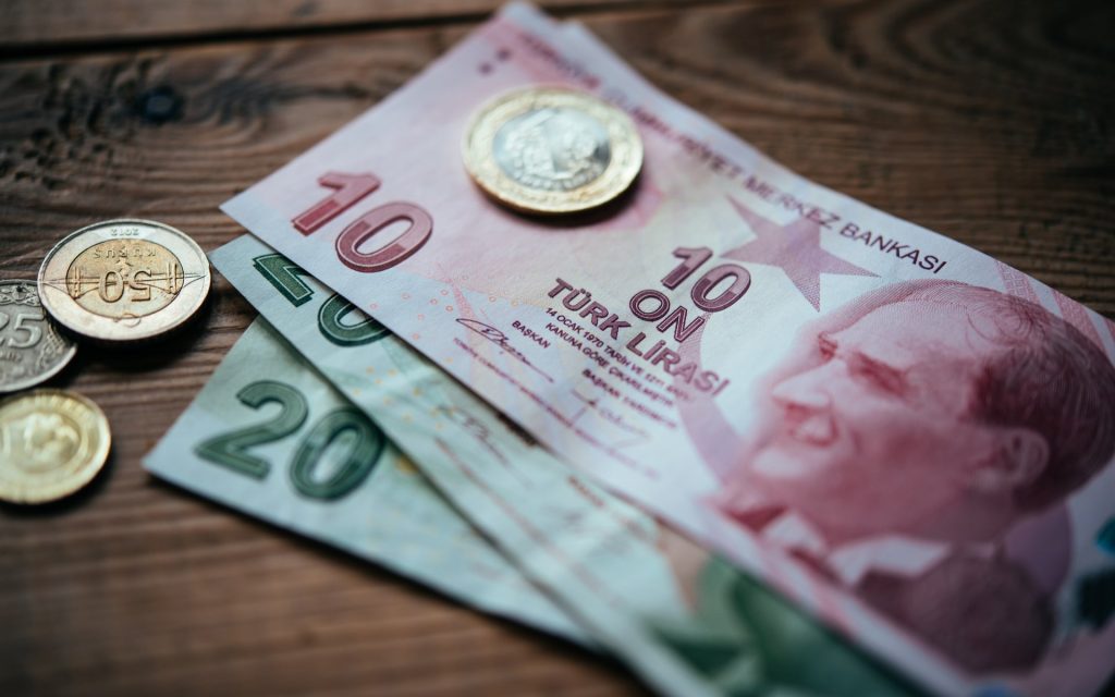 Центральный банк Турции заявил, что примет все меры для стабилизации курса лиры