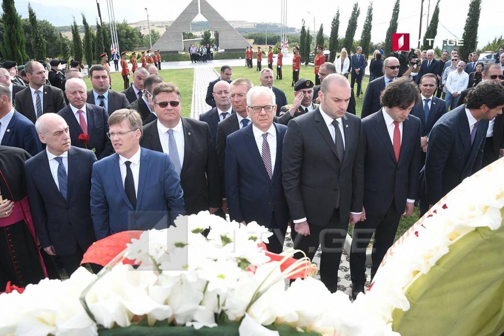 Վրաստանի վարչապետը հարգել է Օգոստոսի պատերազմում զոհված հերոսների հիշատակը