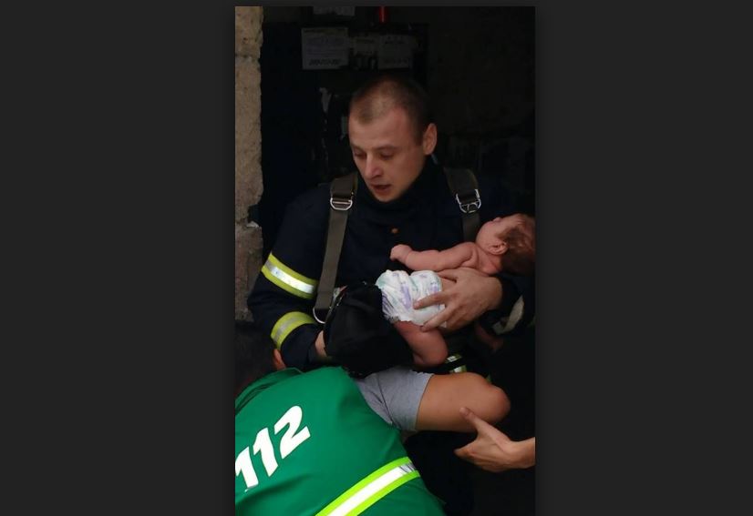 Спасатель-пожарный, который спас младенца, получит денежное вознаграждение и поедет на учебный курс заграницу