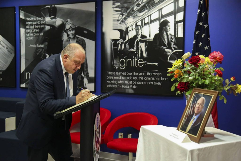 Президент Грузии сделал запись в книге соболезнований в посольстве США