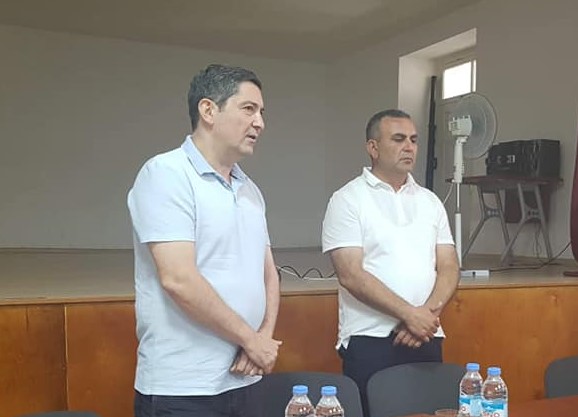 Мажоритарный депутат Ахмета и представители местных властей встречаются с молодежью за закрытыми дверями в Дуиси
