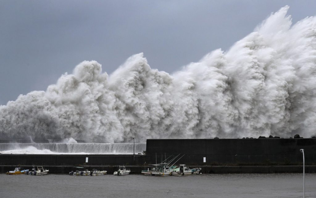 В Японии из-за тайфуна "Джеби" погибли по меньшей мере 6 человек