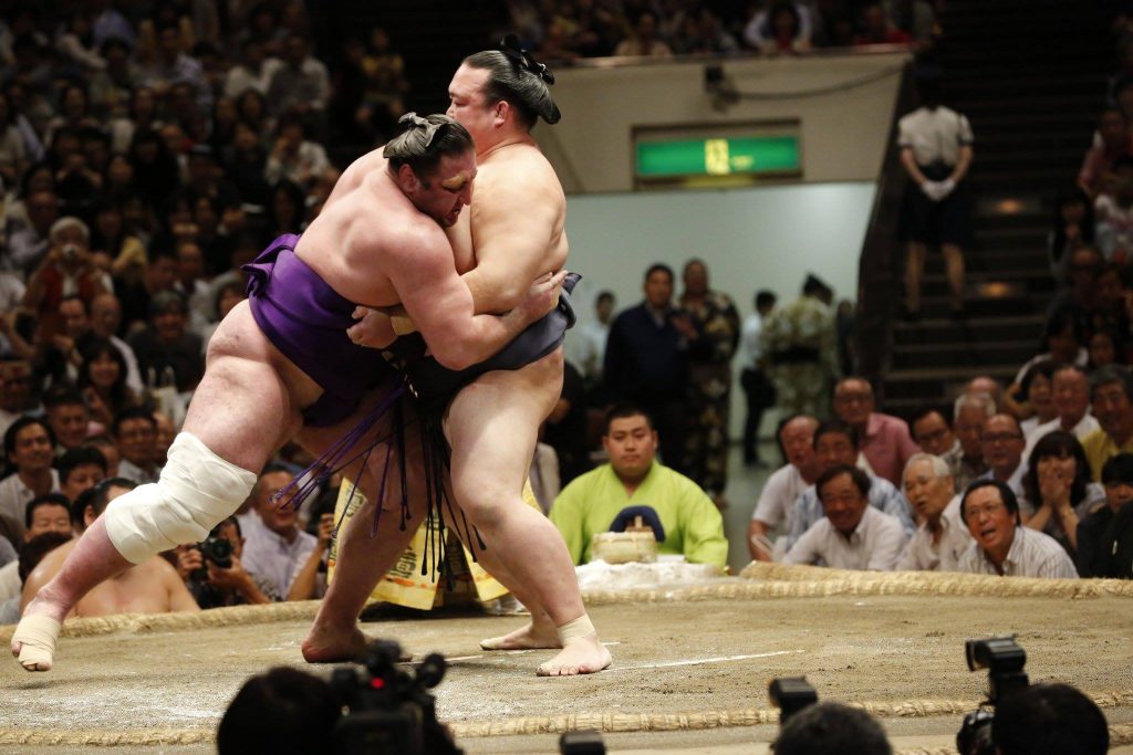 Tochinoshin defeats IiokoZuna Kakurio