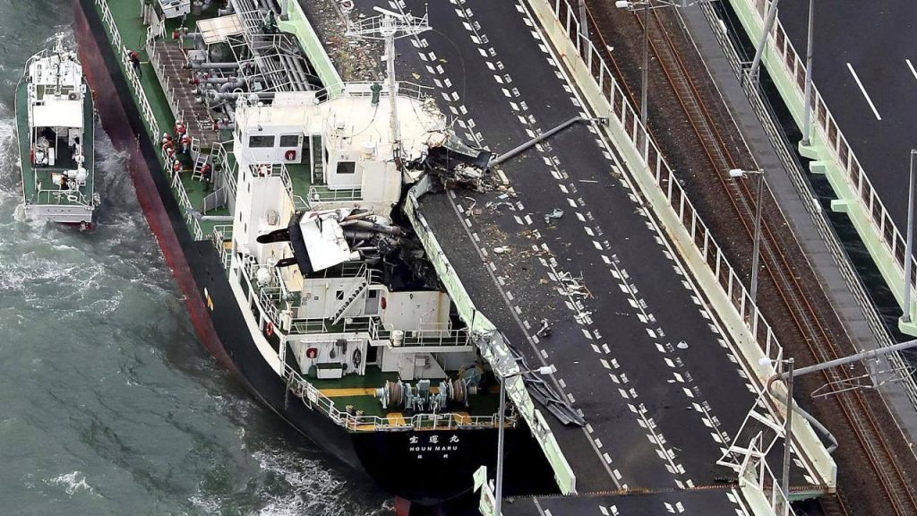 На Японию обрушился самый мощный за последние 25 лет тайфун «Джеби» [фото]
