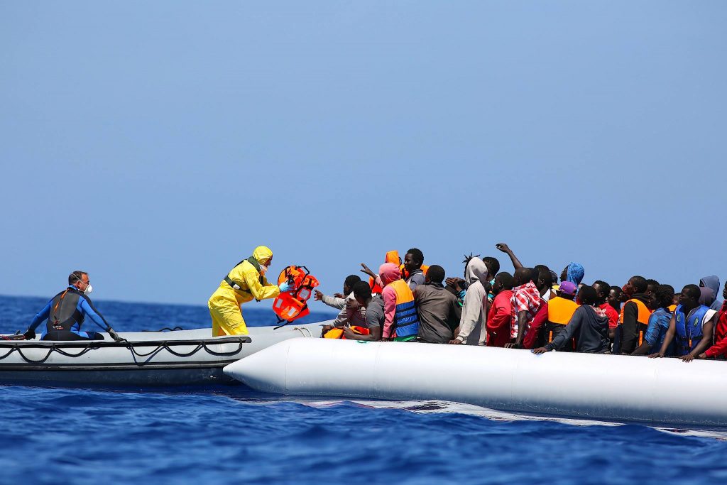 Возле побережья Испании спасатели пришли на помощь более 200 мигрантам