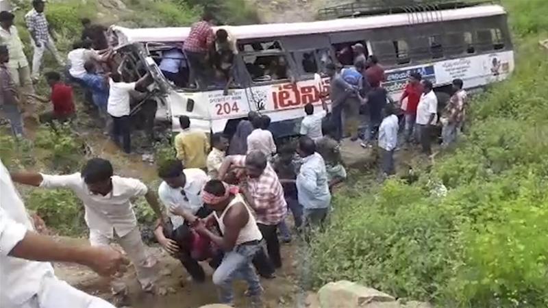 В результате падения автобуса в ущелье в Индии погибли 45 человек