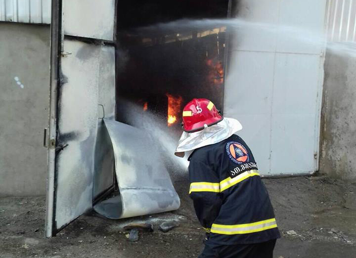 В мебельном цехе в Тбилиси произошел пожар