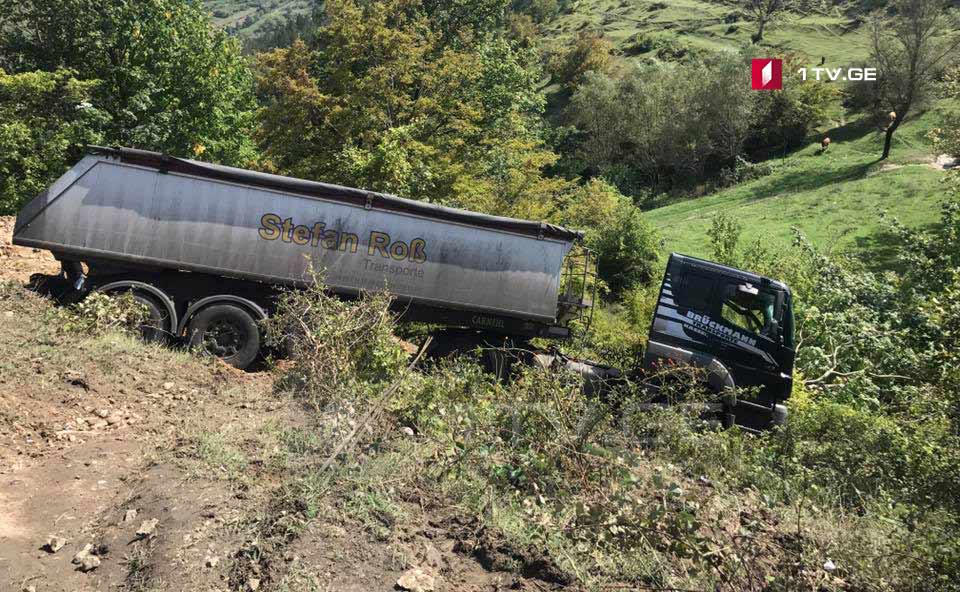 Грузовой автомобиль сошел с проезжей части дороги Зестафони-Чиатура и упал в овраг
