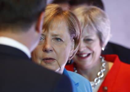На саммите ЕС Ангела Меркель не протянула руку Терезе Мэй