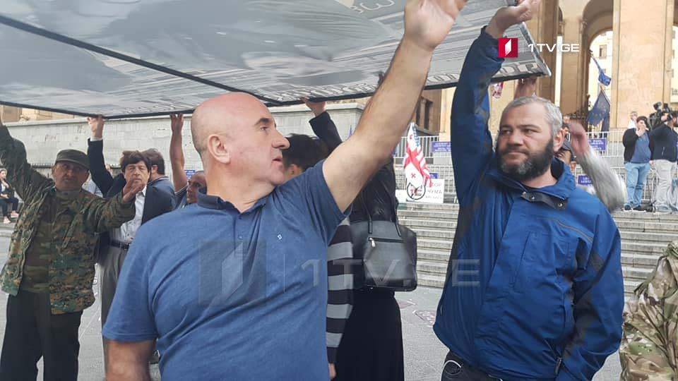 Правоохранители не дали Зазе Саралидзе возможность поставить палатки около парламента