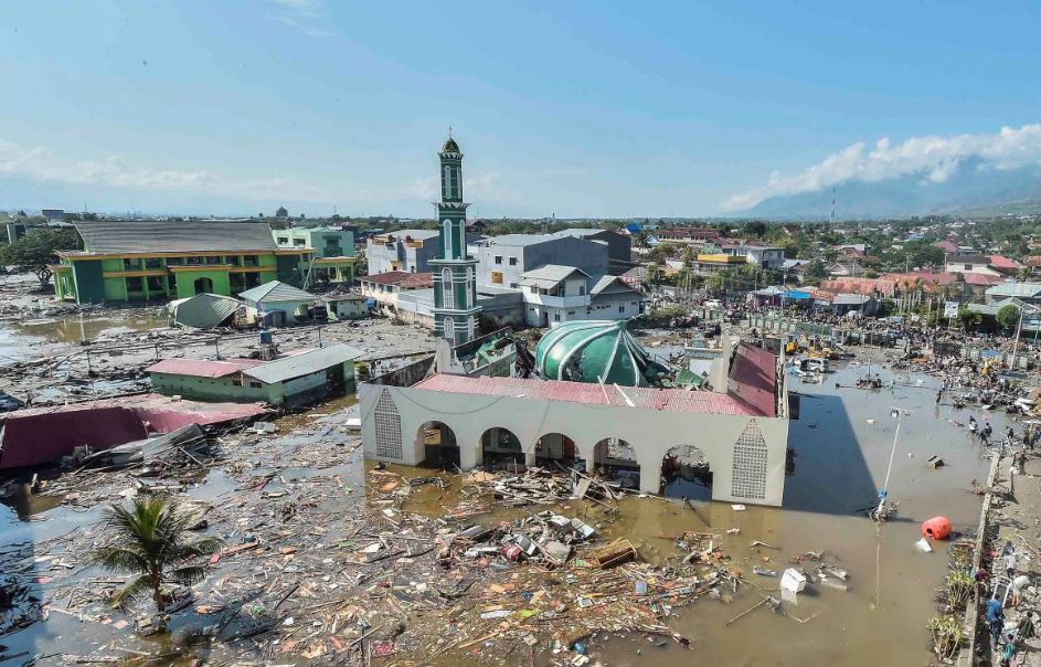 Власти Индонезии предполагают, что в результате стихийного бедствия погибли тысячи людей