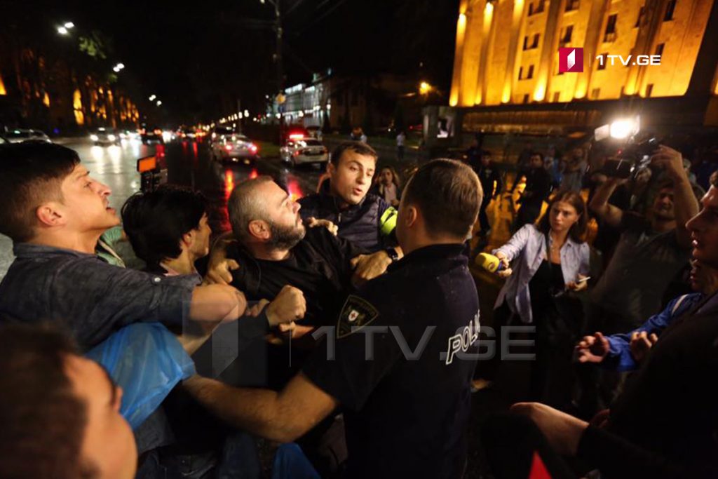 Полиция не позволяет собравшимся возле здания парламента в Тбилиси участникам акции устанавливать палатки и перекрыть дорогу (фото)