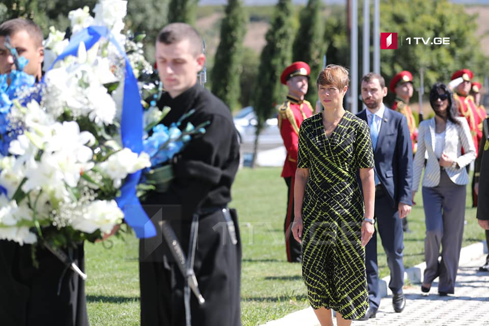 Президент Эстонии начала свой визит в Грузию с возложения венков на могилу Арчила Татунашвили