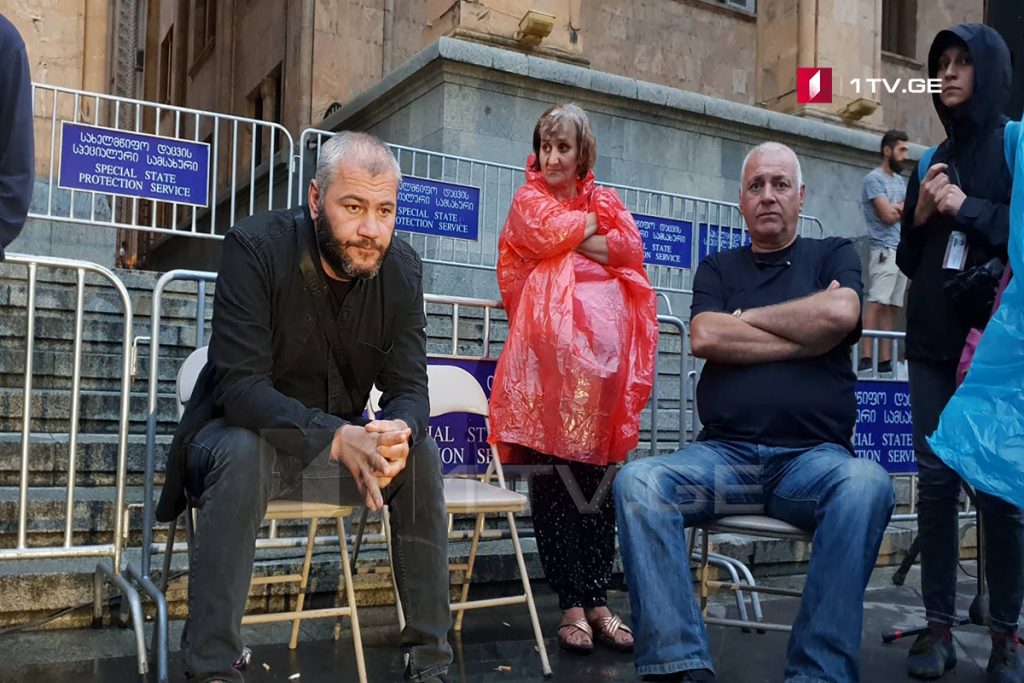 Заза Саралидзе начал голодовку у здания парламента