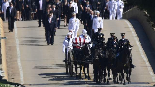 Джона Маккейна похоронили на территории академии ВМС в Аннаполисе