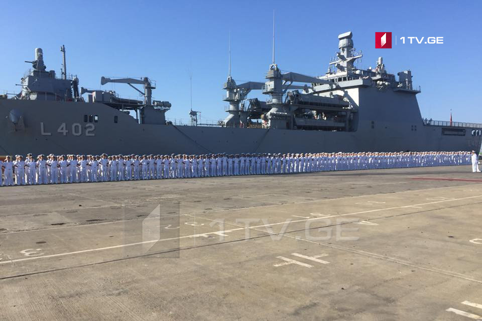 Турецкий корабль TCG Bayraktar вошел в порт Поти [фото]