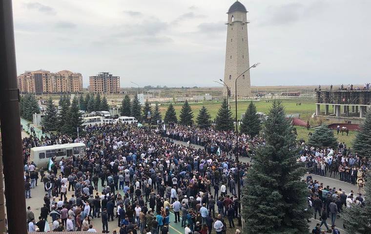 В Ингушетии тысячи человек протестуют против изменения границы с Чечней, слышны звуки выстрелов (видео)
