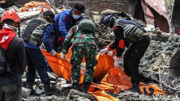 Число погибших в Индонезии в результате цунами и землетрясения превысило 1750 человек