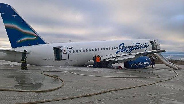 У пассажирского самолета в Якутском аэропорту в России сломалось шасси