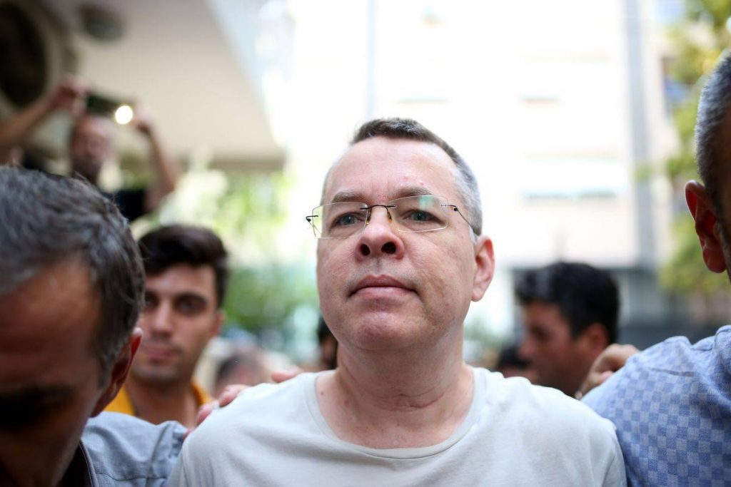 Американский пастор, освобожденный из заключения, покинул Турцию