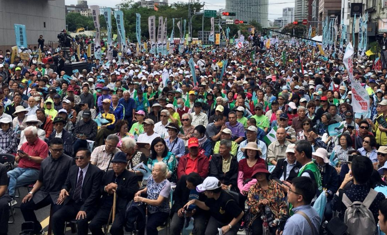 На Тайване требуют проведения референдума о выходе из Китая