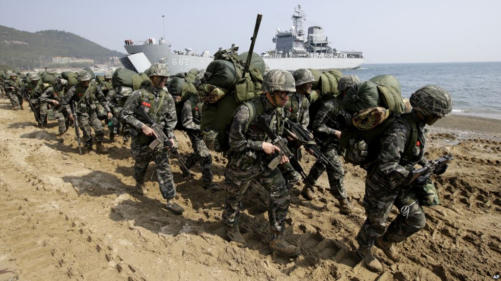 Южная Корея проведет два военных учения одновременно со следующей недели