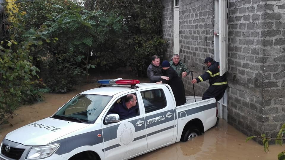В Кобулети спасатели пришли на помощь 87-летней Цисане Морчиладзе, которая не могла выйти из дома из-за наводнения