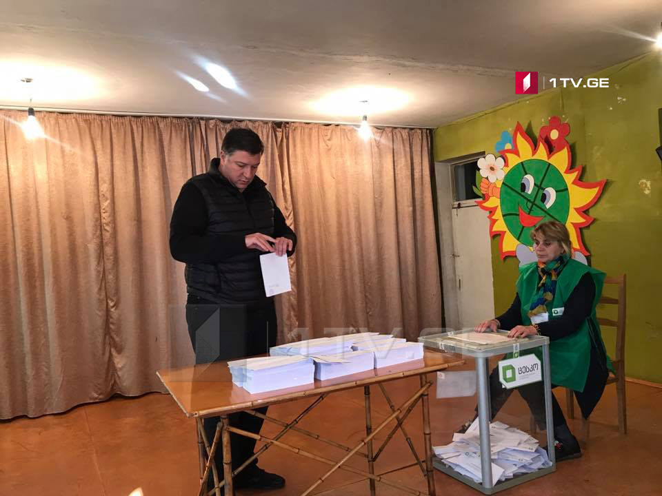 Гиги Угулава проголосовал на третьем избирательном участке Хони