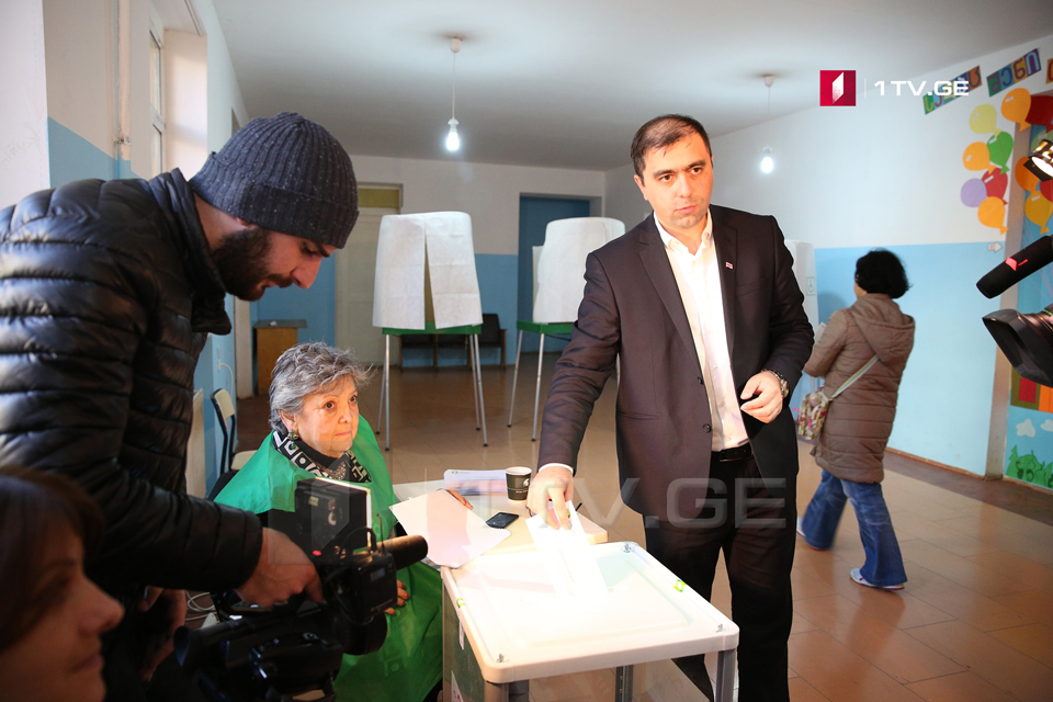 Каха Кукава проголосовал на избирательном участке №24 в Ваке
