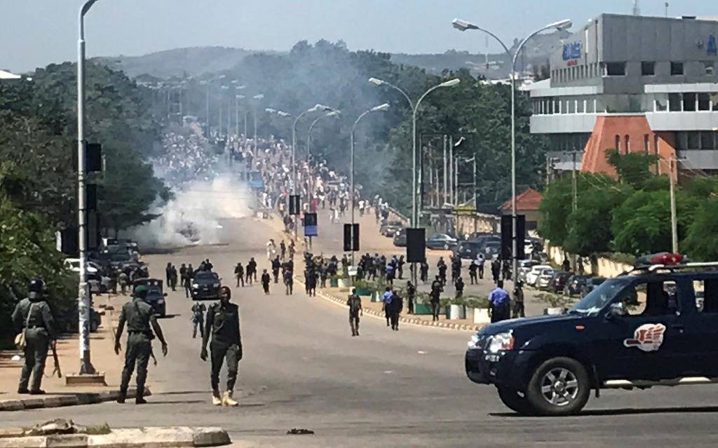 Reuters – Нигерийы,  демонстрацийыл  полици  æхст райдыдта,   фæмард  18  активист