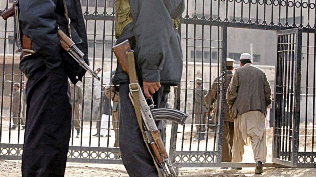 Смертник подорвал себя у входа в тюрьму в Афганистане - по меньшей мере семь человек погибли