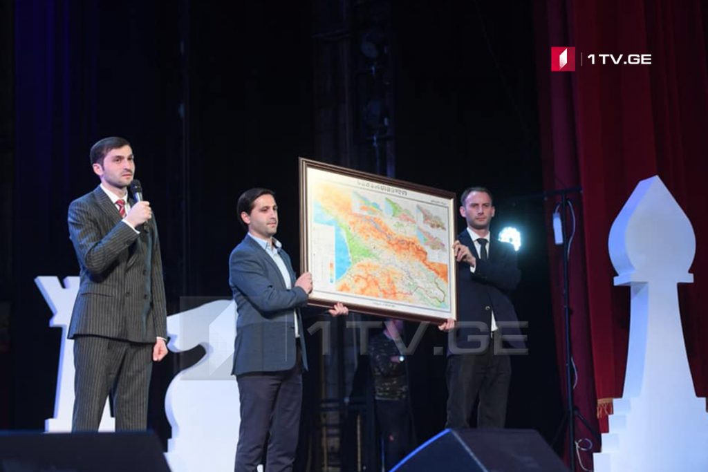 На церемонии закрытия шахматной Олимпиады Торнике Рижвадзе подарил российской делегации карту Грузии