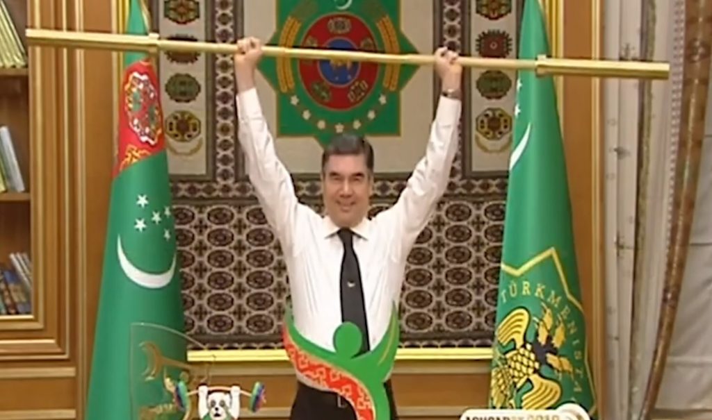 Президент Туркменистана поднял позолоченную штангу на заседании правительства (видео)