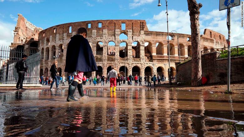 Количество жертв в Италии в результате стихии увеличилось до 17-ти человек