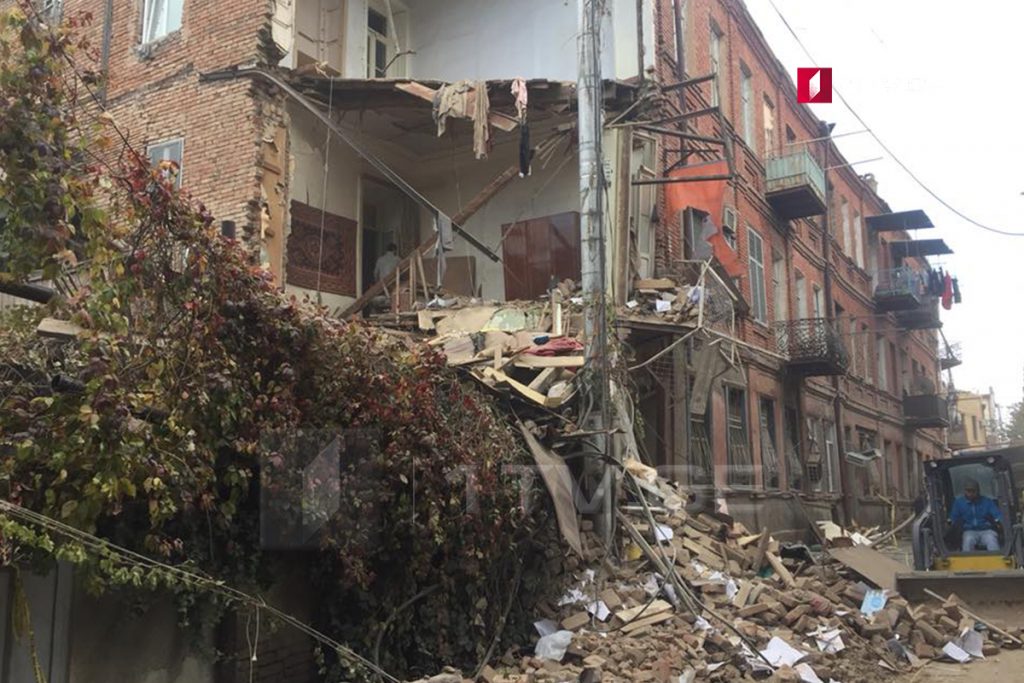В Тбилиси на Метехской улице обрушилась часть дома