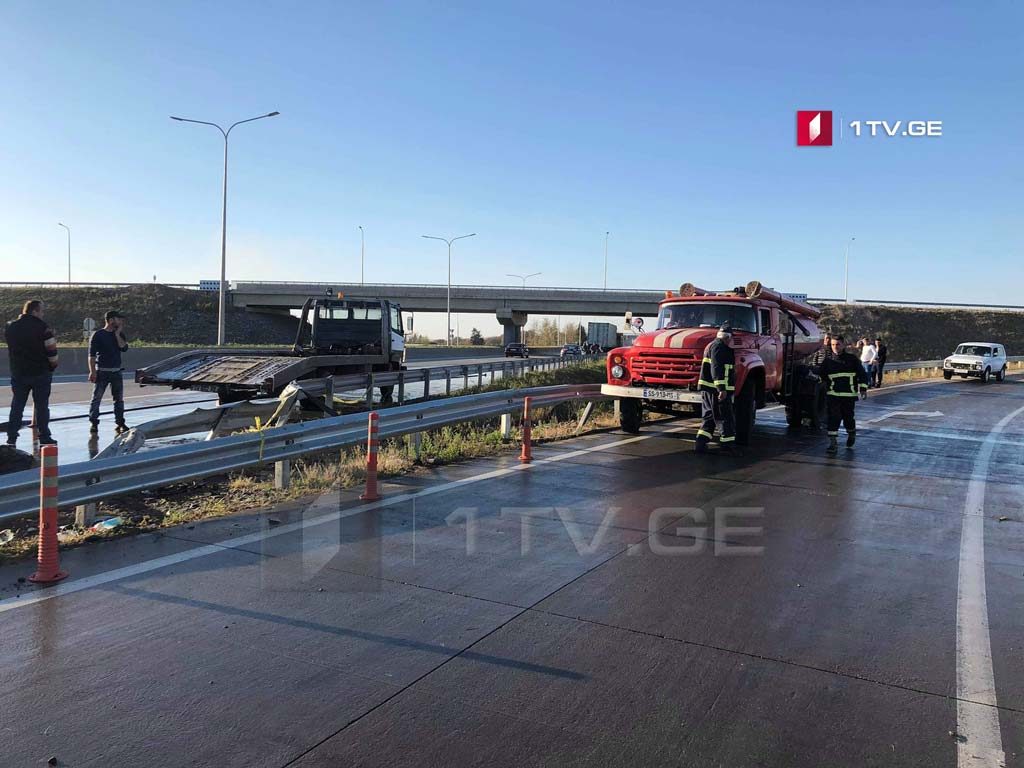 Четыре человека тяжело пострадали в результате аварии на автобане Тбилиси-Кутаиси