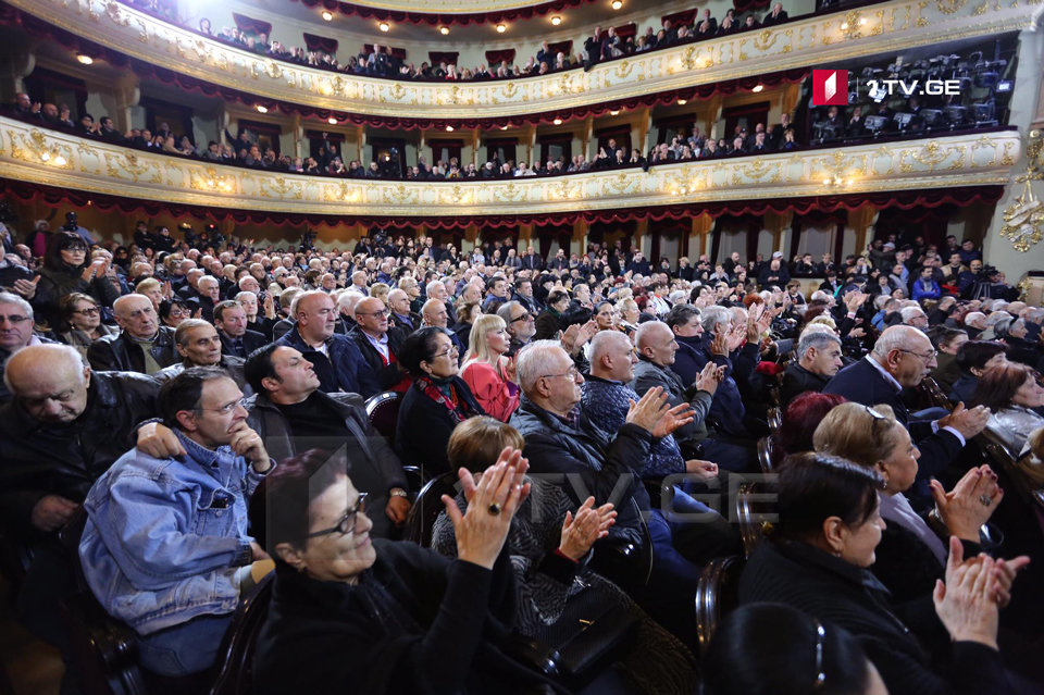 Собравшиеся в театре Руставели представители общества переместились на проспект Руставели