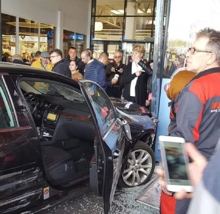 В Румынии автомобиль врезался в торговый центр, пострадали семь человек