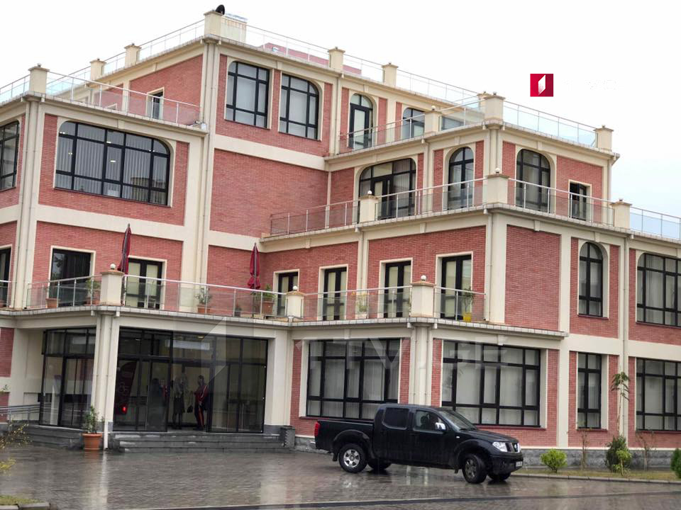 Վրաստանի վարչապետը Քութաիսիում ուսումնասիրել է Ակակի Ծերեթելիի համալսարանի նոր գրադարանը